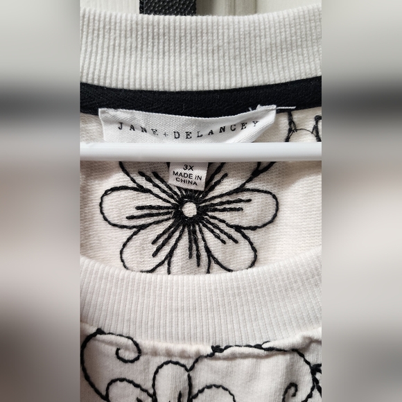 Jane and Delancey Embrodered Floral Short Sleeve Top - White and Black - Picture 2 of 3